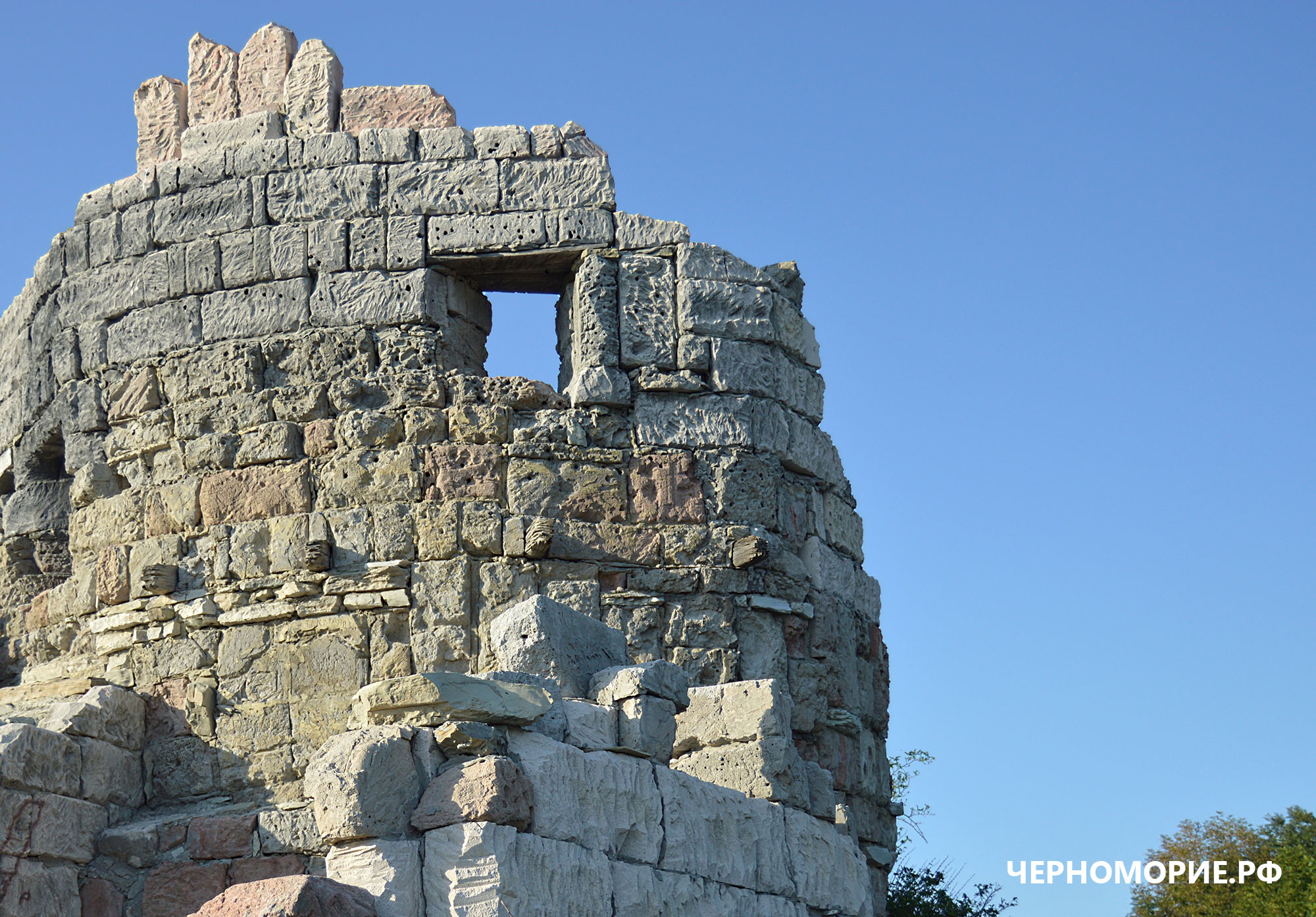 Остатки крепости "Грозовые ворота" в Геленджике
