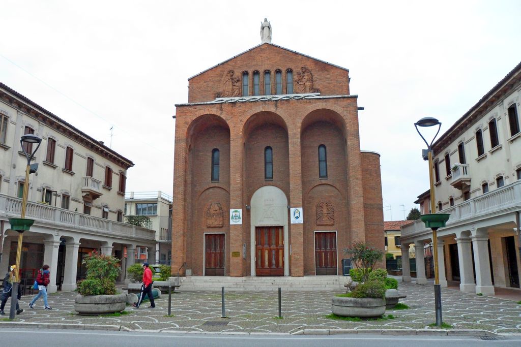 Церковь Parrocchia Santa Maria Immacolata di Lourdes