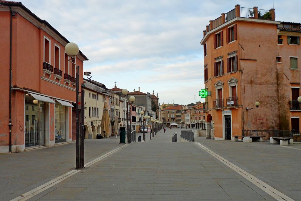 Вход на площадь Piazza Ferretto