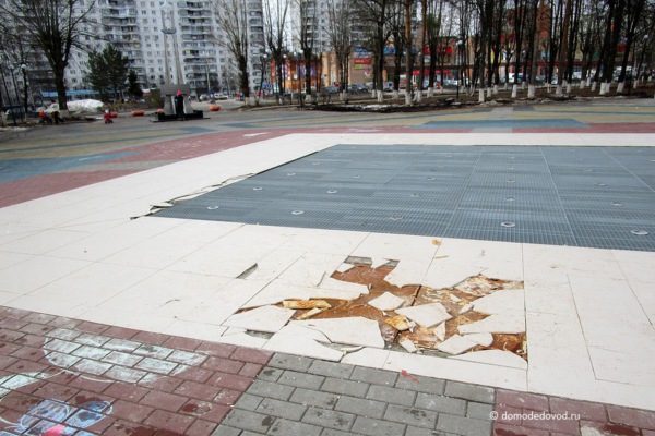 Фонтан на площади Гагарина в микрорайоне Авиационный