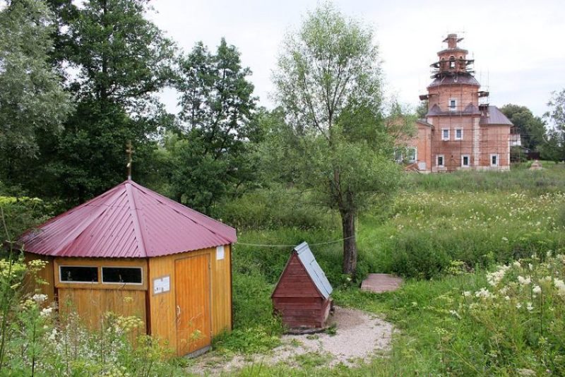 святой источник рядом с Троицкой церквью