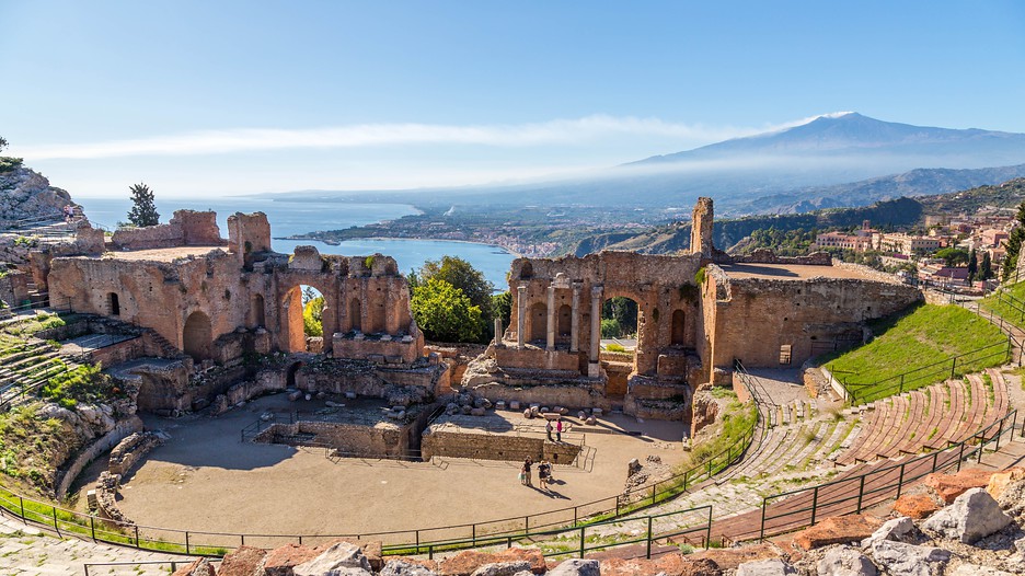 Таормина, Сицилия: античный храм и вид на вулкан Этна