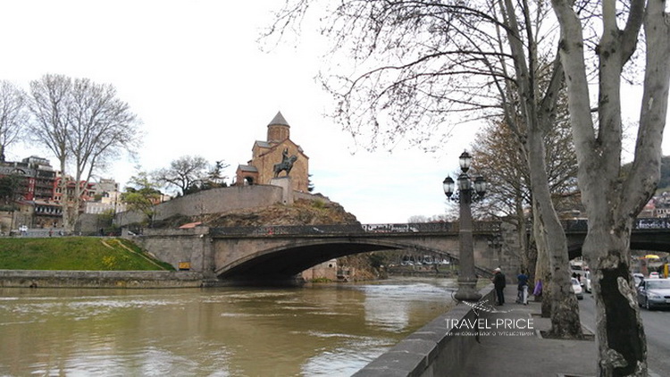 Монастырь, всадник и метехский мост