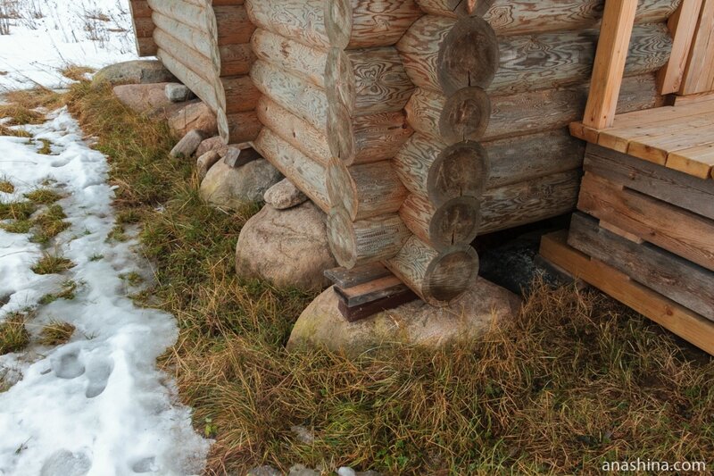 Валуны в основании часовни, Андома-гора, Вологодская область