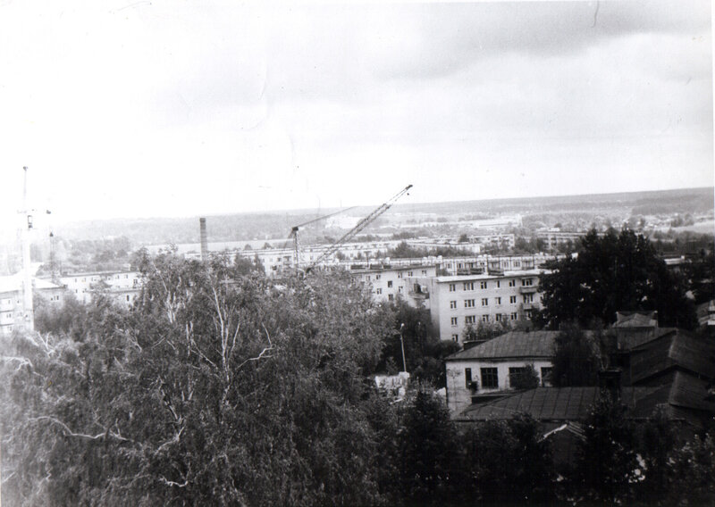 Вид со стороны первой школы (?) на улицу Комарова. Виден кран на строительстве Комарова 3 или 4, конец семидесятых - начало восьмидесятых.