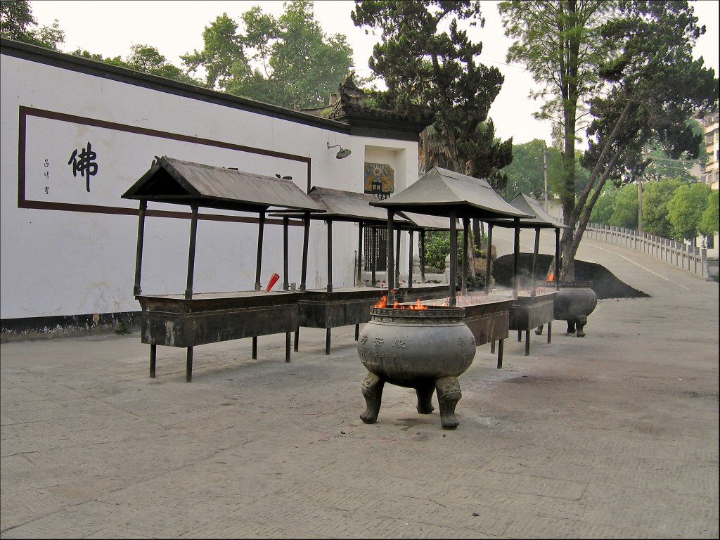 Курильницы, монастырь Гуйюань, Ухань