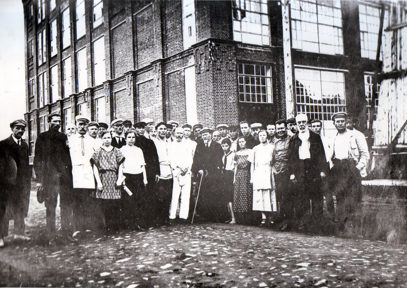 Михаил Иванович Калинин среди рабочих и служащих Дедовской фабрики (1925 г.)