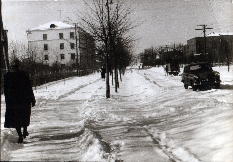 Улица Гагарина, начало. Справа школа, слева дом №3 и садовые участки, снесенные в начале 90-х.