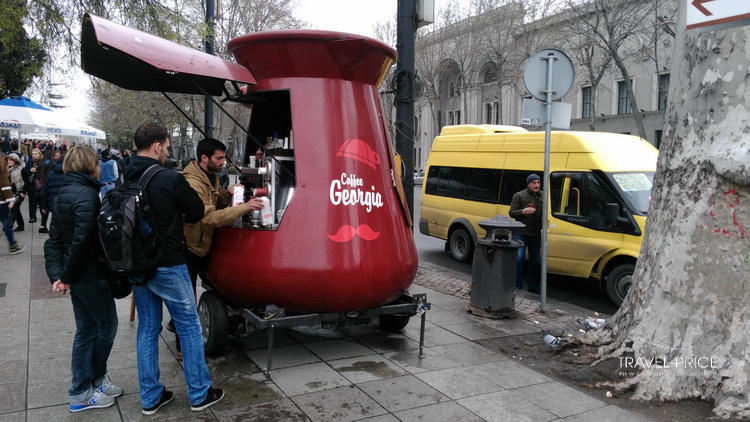 кофе у метро в Тбилиси