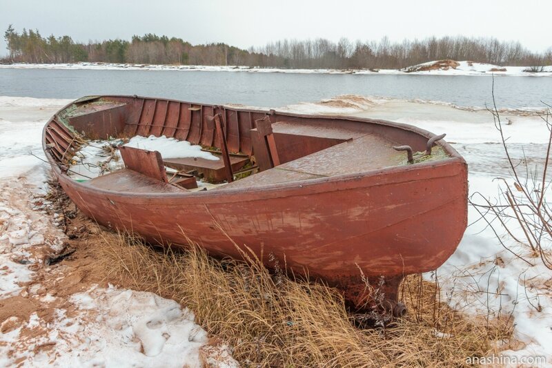 Лодка на берегу, река Андома, Вологодская область