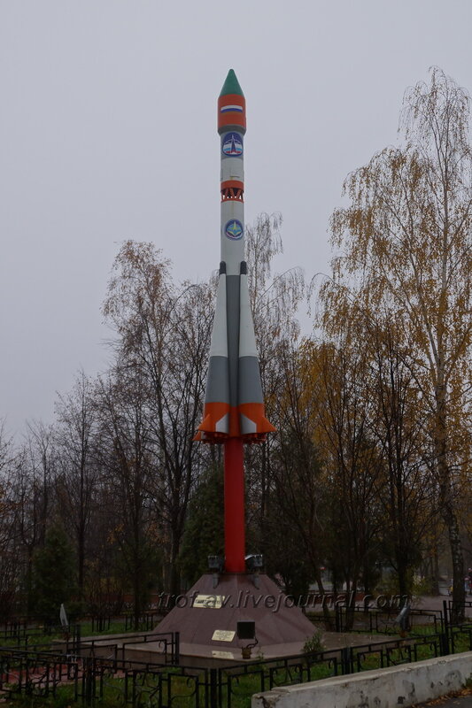 Памятник покорителям космоса, макет ракеты, Краснознаменск