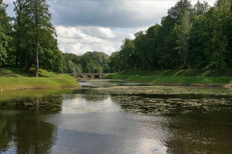 Гатчинский парк, Карпин пруд с видом на Трехарочный (Львиный) мост
