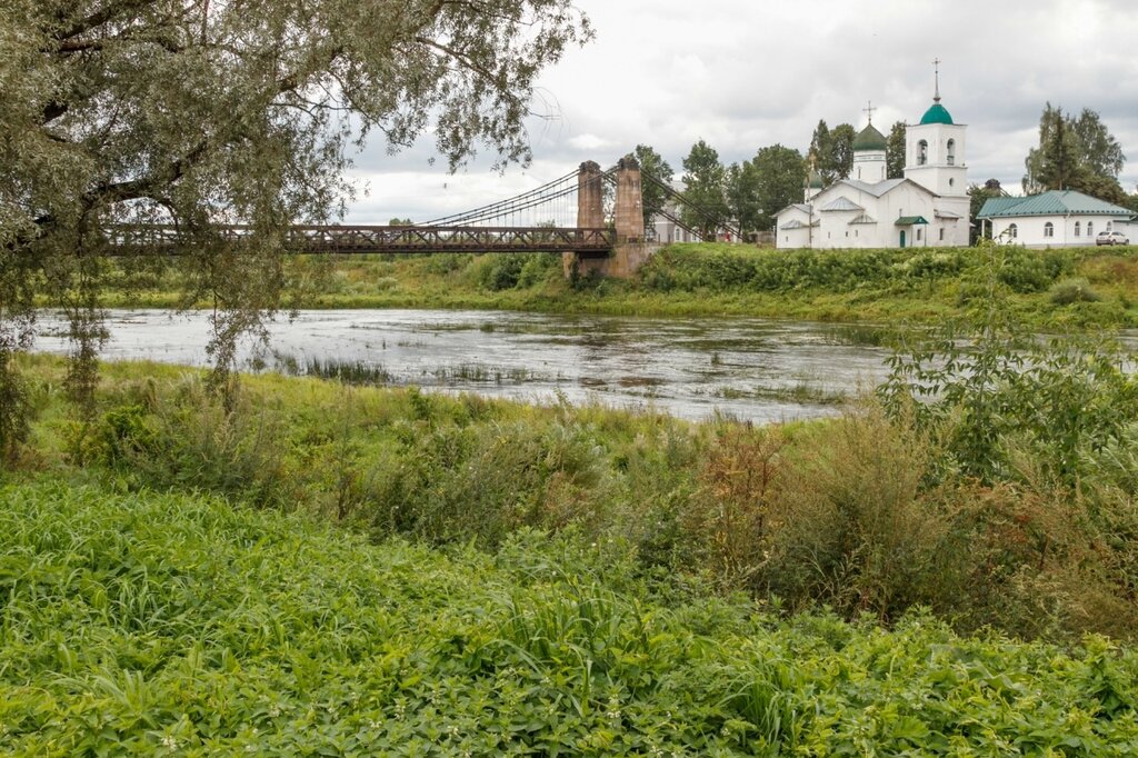 Цепной мост через реку Великую и храм Николая Чудотворца, Остров