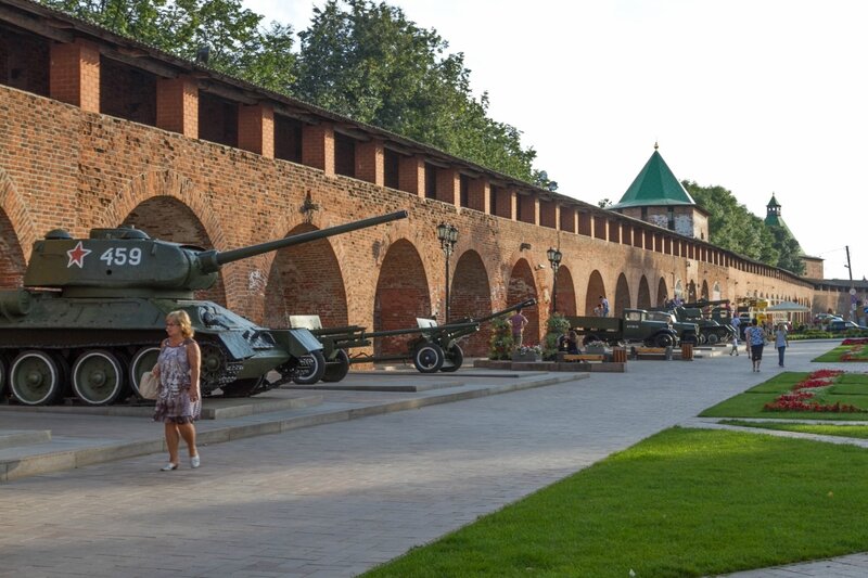 Военная техника у стен Нижегородского кремля