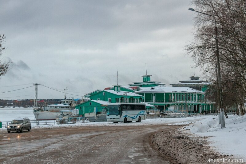 Здание Речного вокзала в устье реки Ягорба, Череповец