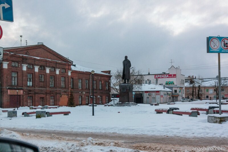 Памятник бывшему городскому голове Ивану Андреевичу Милютину и здание Филармонии, Череповец