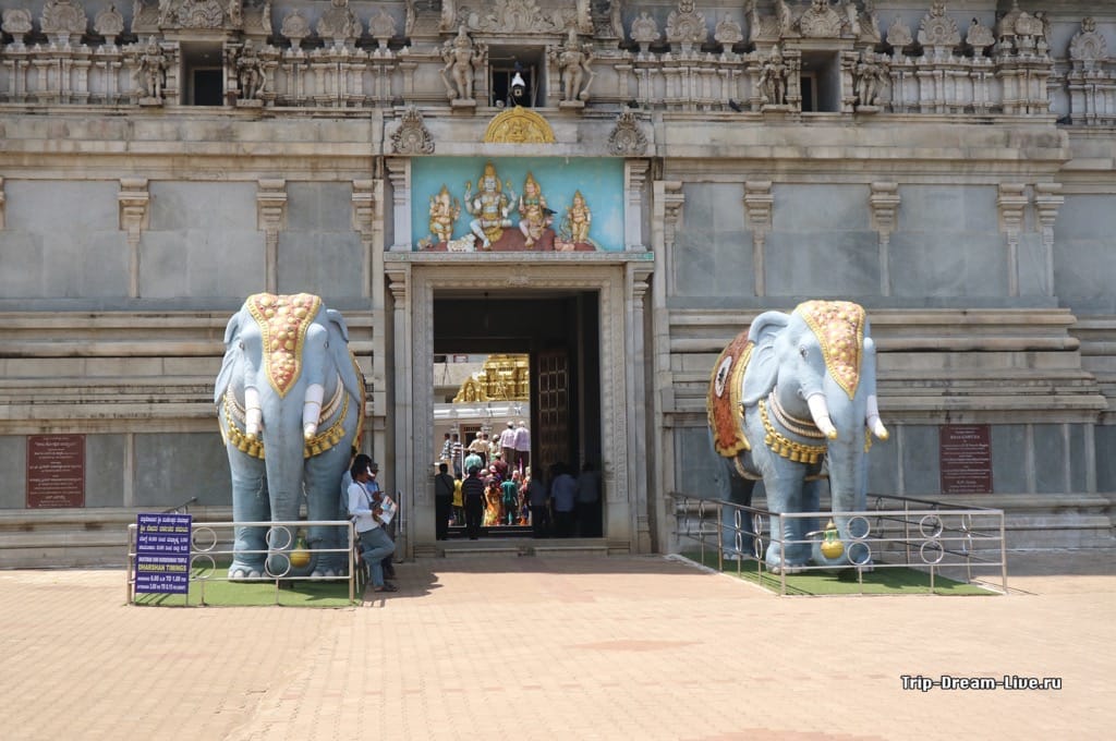 Вход в храм Шивы в Мурдешваре