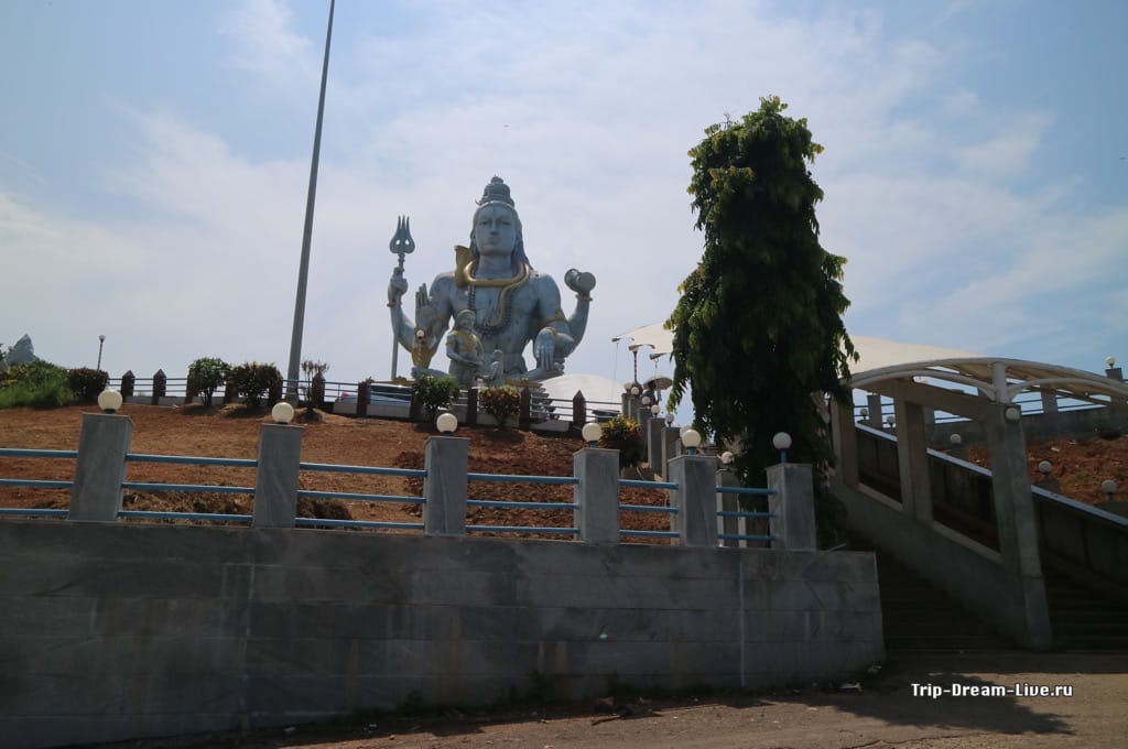 Гигантская статуя Шивы в Мурдешваре