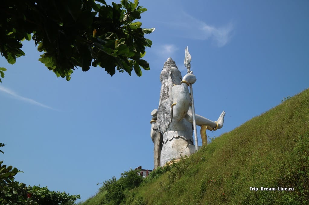 Гигантская статуя Шивы в Мурдешваре
