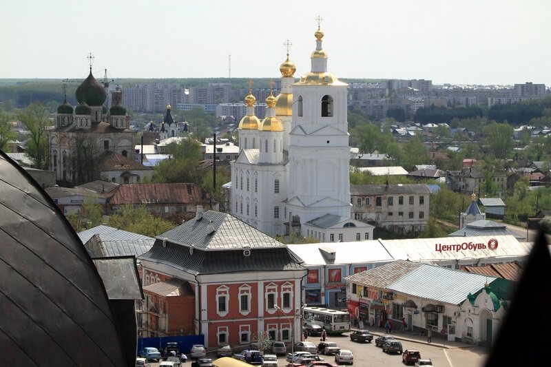 Вид с колокольни на Соборную площадь, Благовещенскую церковь и Спасо-Преображенский монастырь