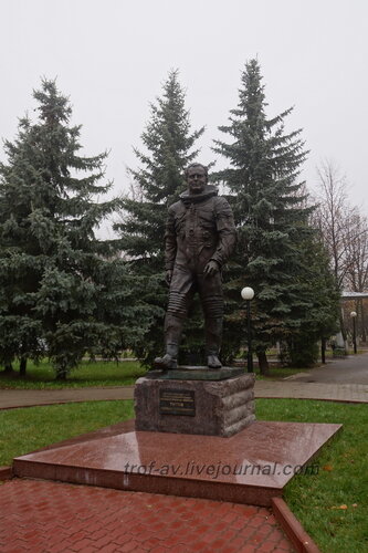 Памятник космонавту Титову в сквере им. Титова, Краснознаменск