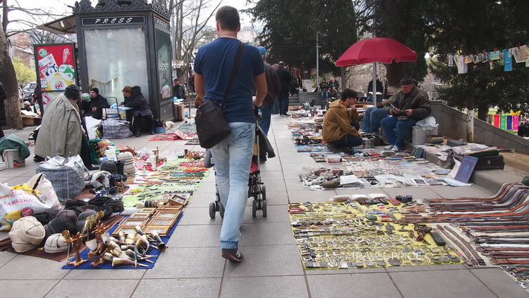 Блошиный рынок у Сухого моста в Тбилиси