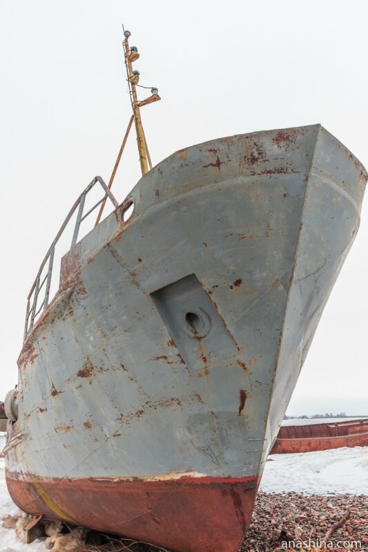 Старое судно на берегу