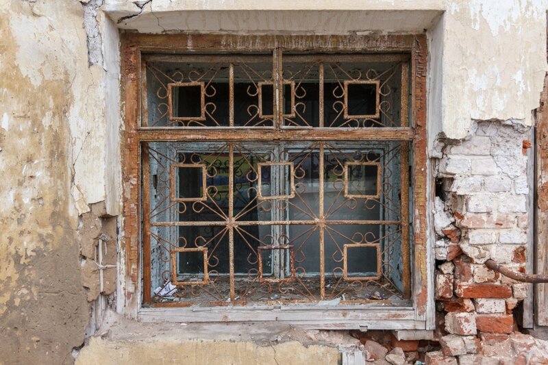 Заброшенный дом на углу улиц Володарского и Урицкого, Кимры
