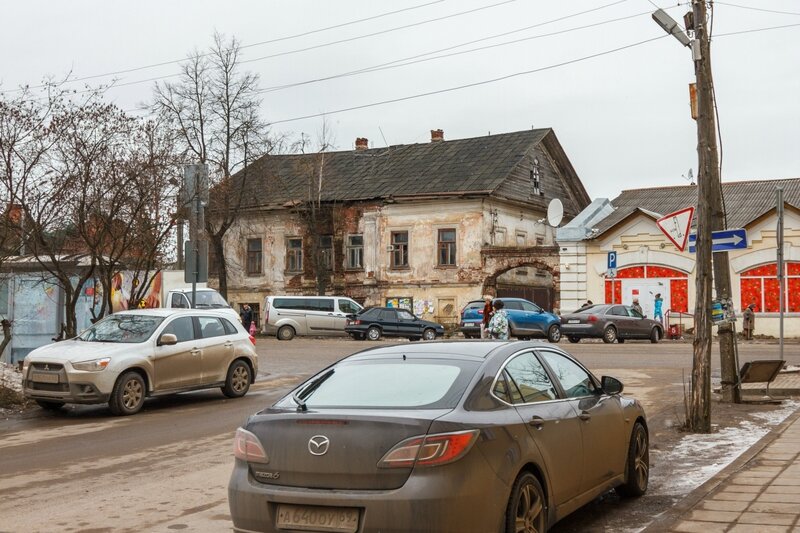 Заброшенный дом на углу улиц Володарского и Урицкого, Кимры