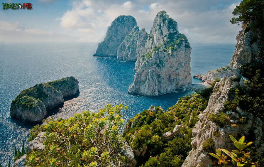 Скалы Фаральони - достопримечательности острова Капри в Италии