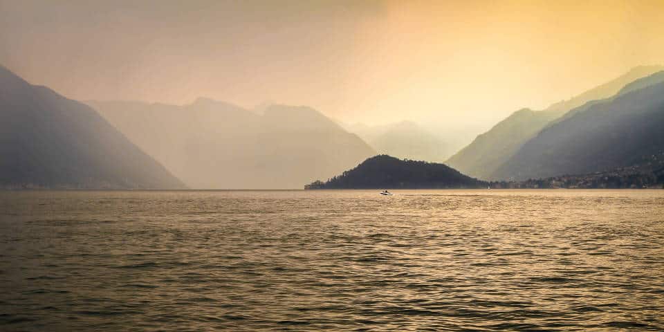Закат на озере Комо в Италии