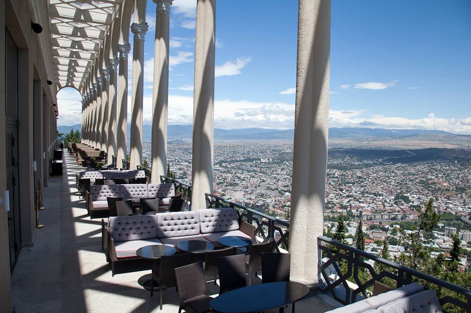 Ресторан FUNICULAR в парке Мтацминда