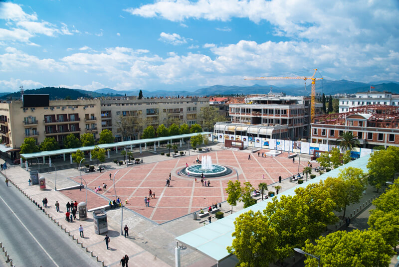 Фото: центральная площадь с фонтаном