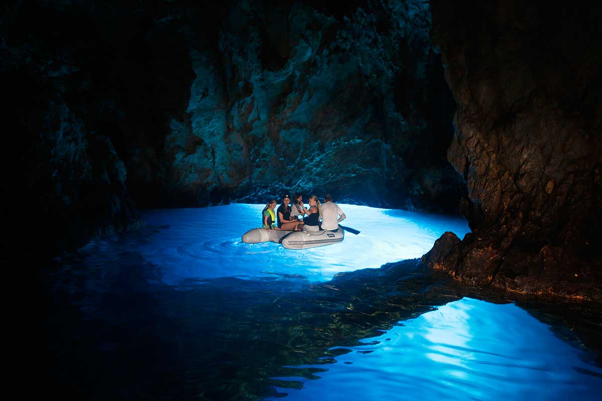 Фото: достопримечательность Голубая пещера