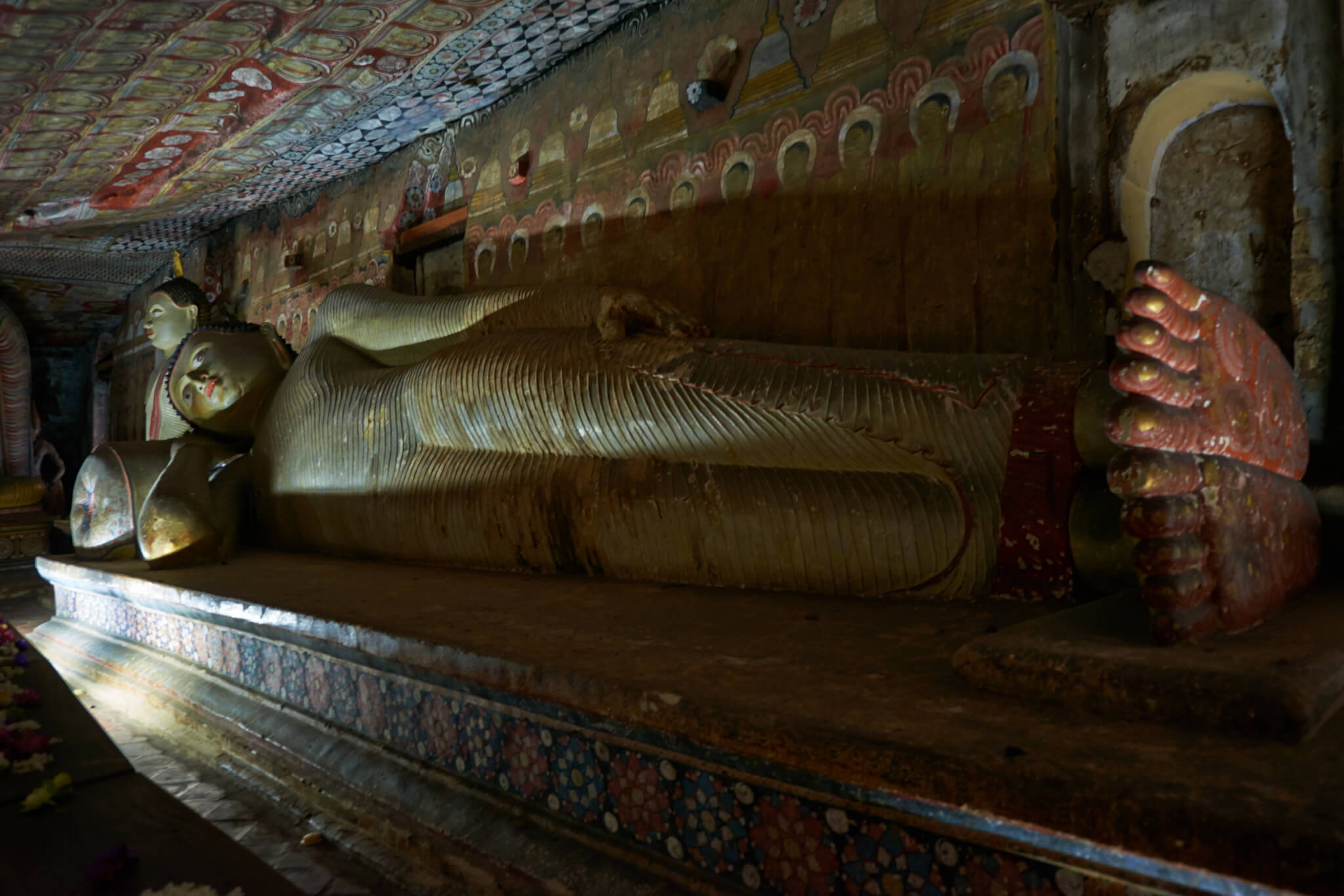 Лежащий Будда в пещере Дева Раджа Вихария