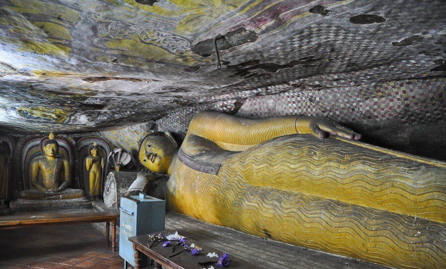Фото: фигура Будды в пещере Девана Алут