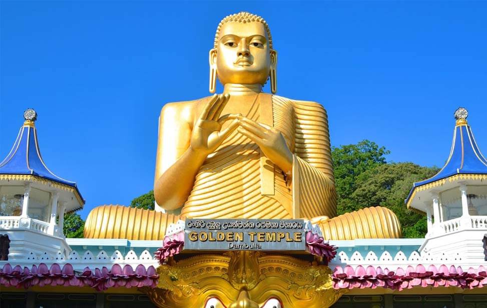 Статуя сидящего Будды в Дамбулле