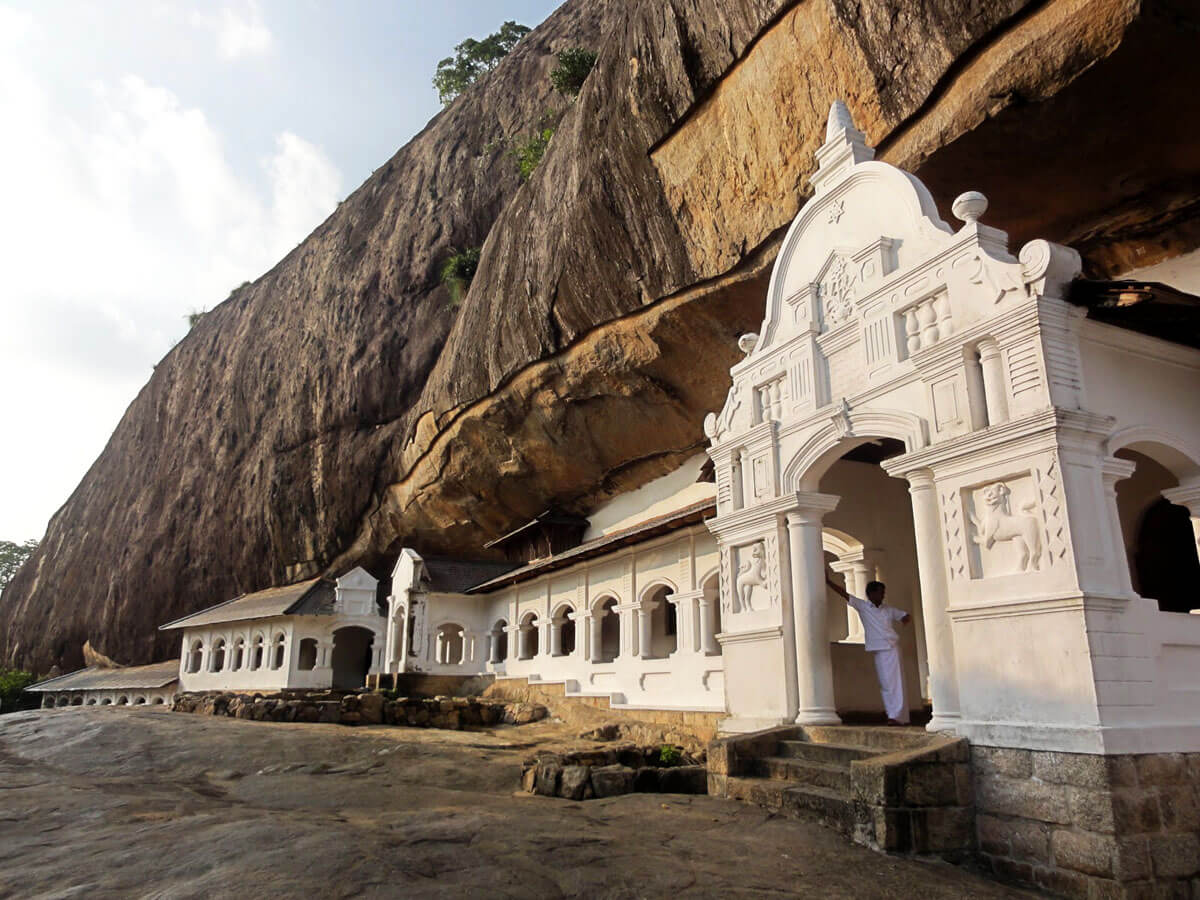 Пещерный храм Дабуллы снаружи