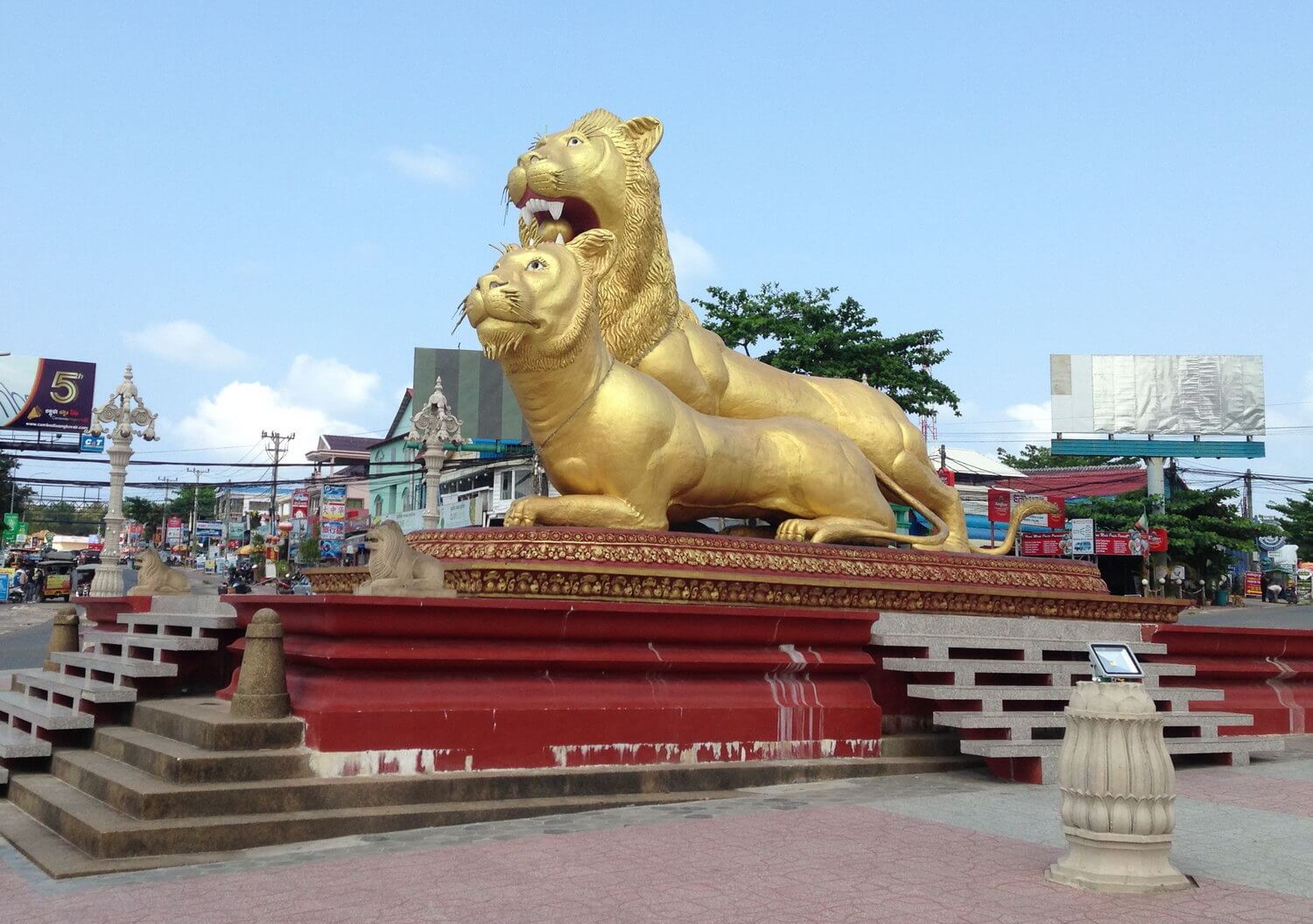Статуи золотых львов