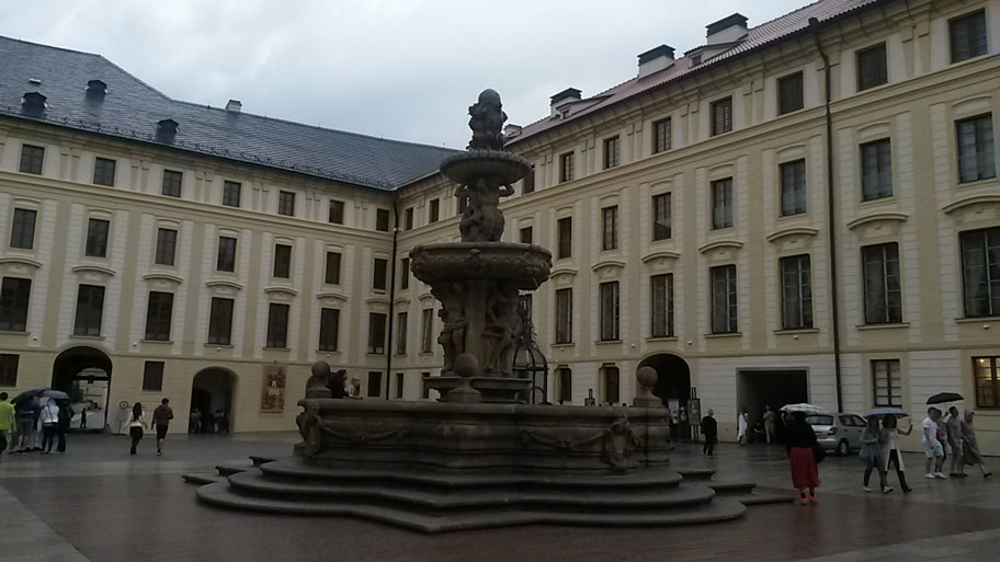Леопольдов фонтан возле Картинной галереи, Пражский Град
