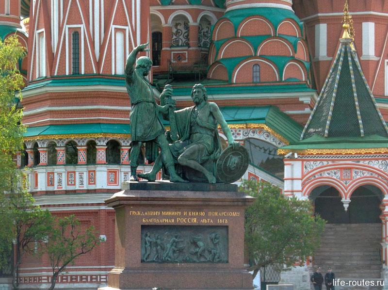 Памятник К. Минину и Д. Пожарскому считается первым памятником Москвы