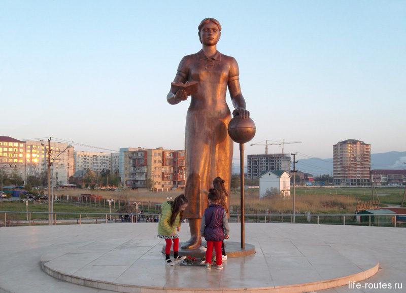 Памятник русской учительнице практически всегда окружен детьми