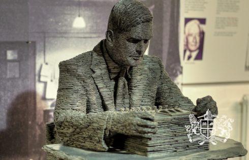 Скульптура Алана Тьюринга в научном центре Блетчли-парк