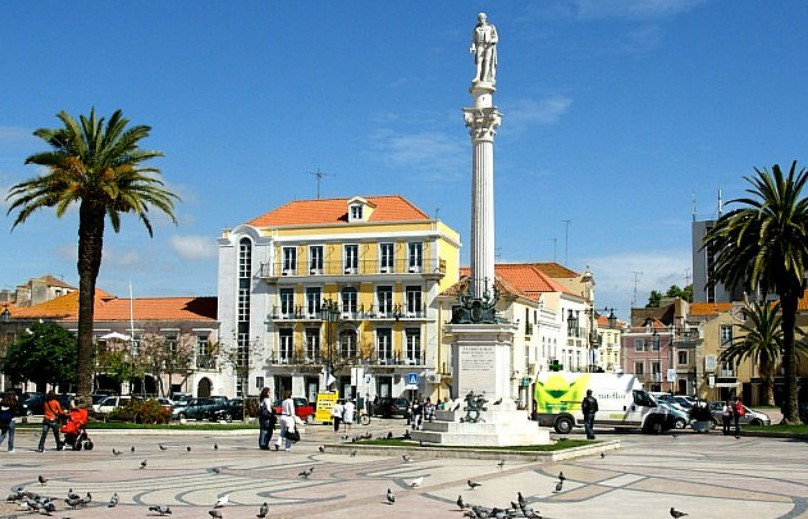 Памятник известному португальскому поэту в центре города Сетубал