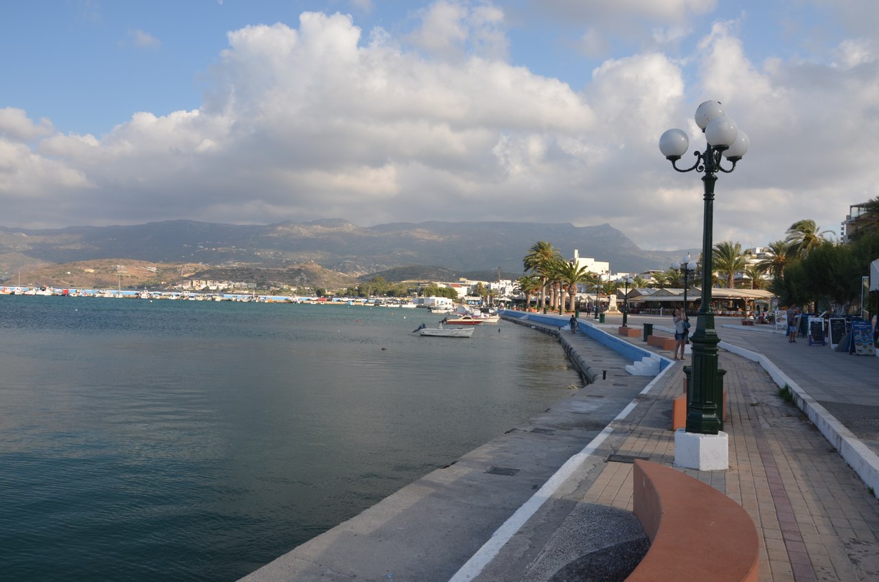 8AkQk9LKzUs Сития – оживленный городок в Восточной части Крита.