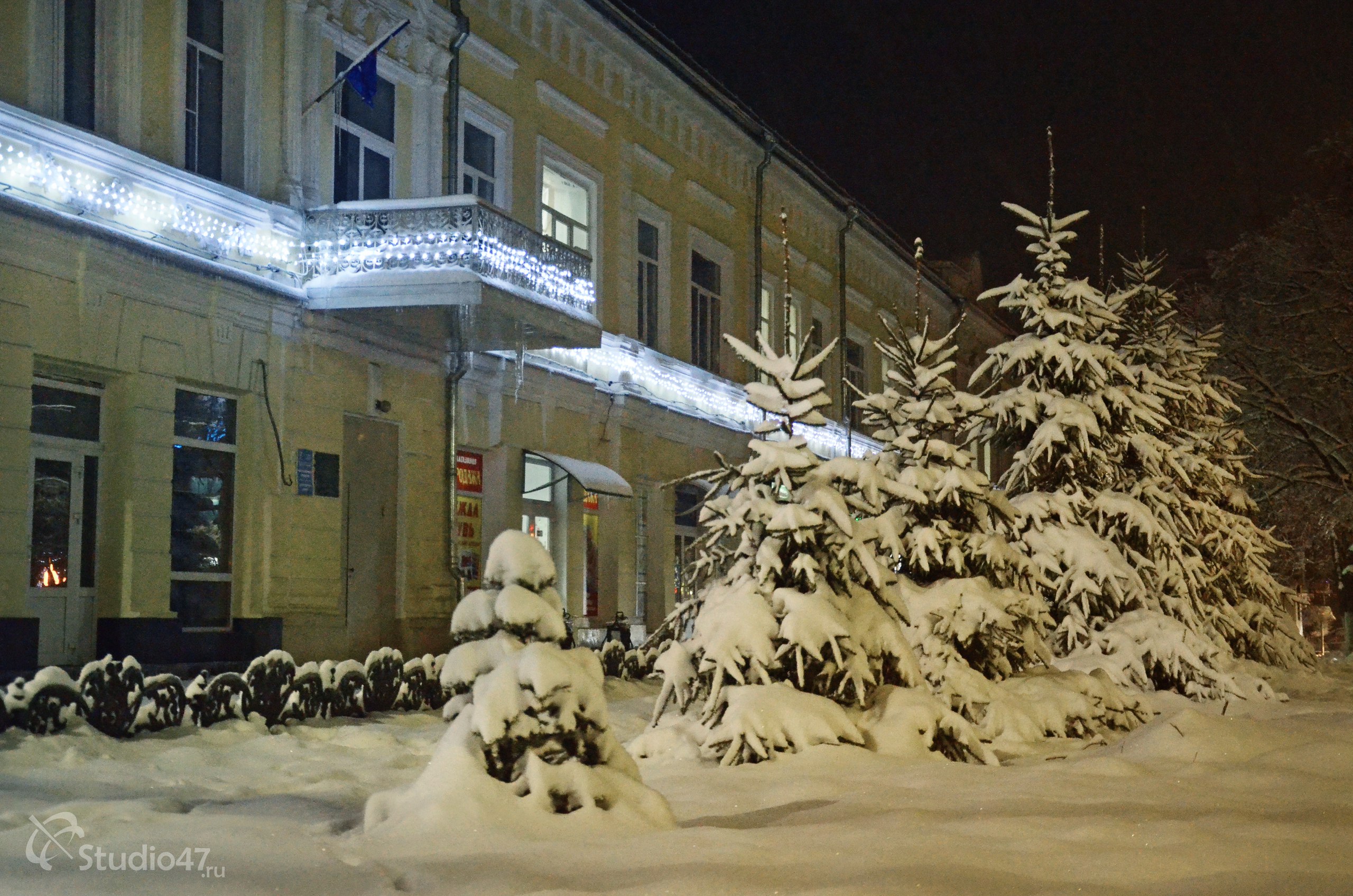 Новогоднее украшение зданий в центре города