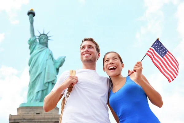Туристы едут пара статуя свободы, США — стоковое фото