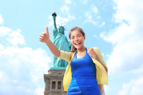 Нью-Йорк Статуя свободы туристических женщины — стоковое фото