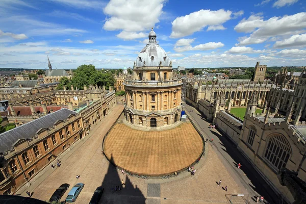 Etremely широкоугольные Фото Камера Рэдклиффа, площадь и окружающие колледжей в Оксфорде, Англия, с голубое небо и белые облака в фоновом режиме — стоковое фото