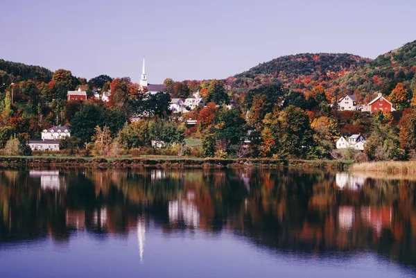 Город Новой Англии Барнет, отражение в воде, Вермонт, США — стоковое фото